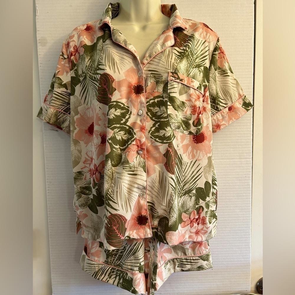 Cupcakes & Cashmere tropical button down pajama set in floral print. Sz M  M17